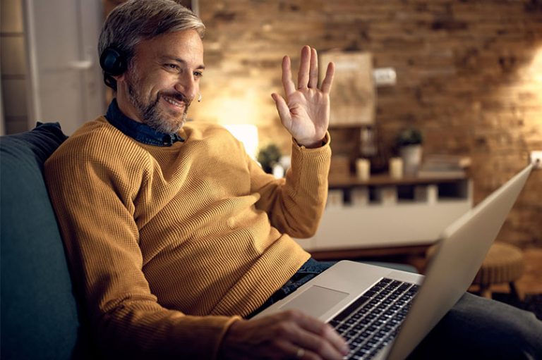 Homem usando a tecnologia voip com segurança de dados